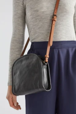 Kurva Messenger Bag