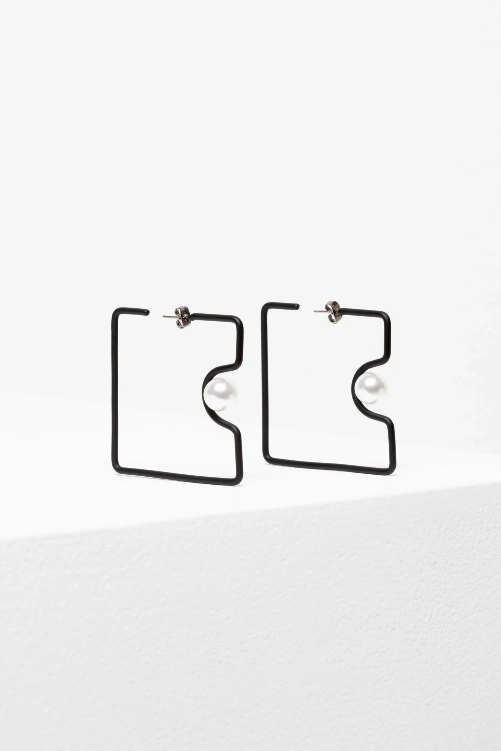 Osta Earring
